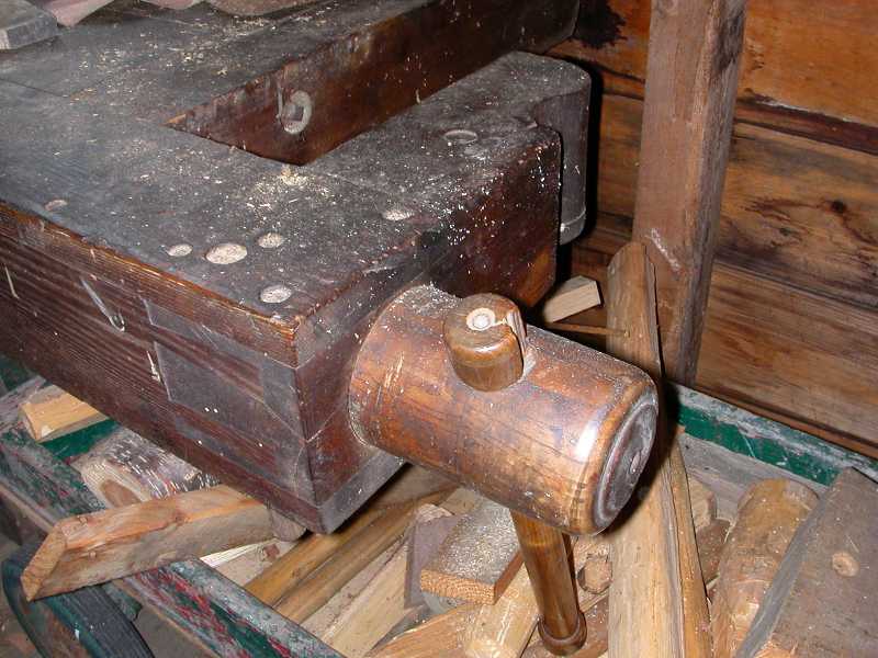 Another view of the tail vice